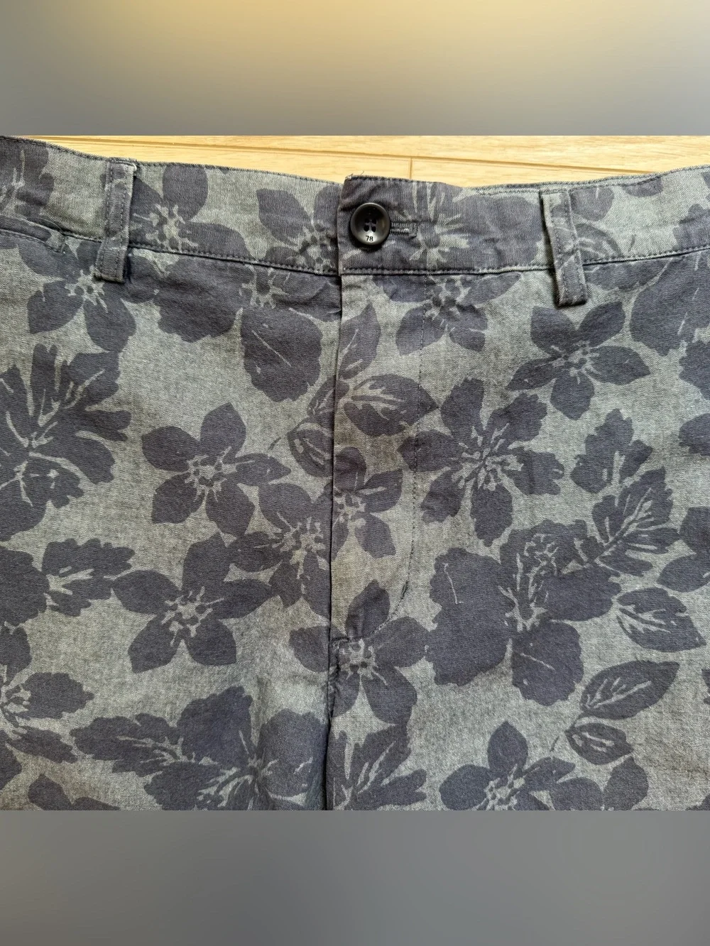 Banana Republic men’s size 34 gray navy tropical flower print chino style shorts